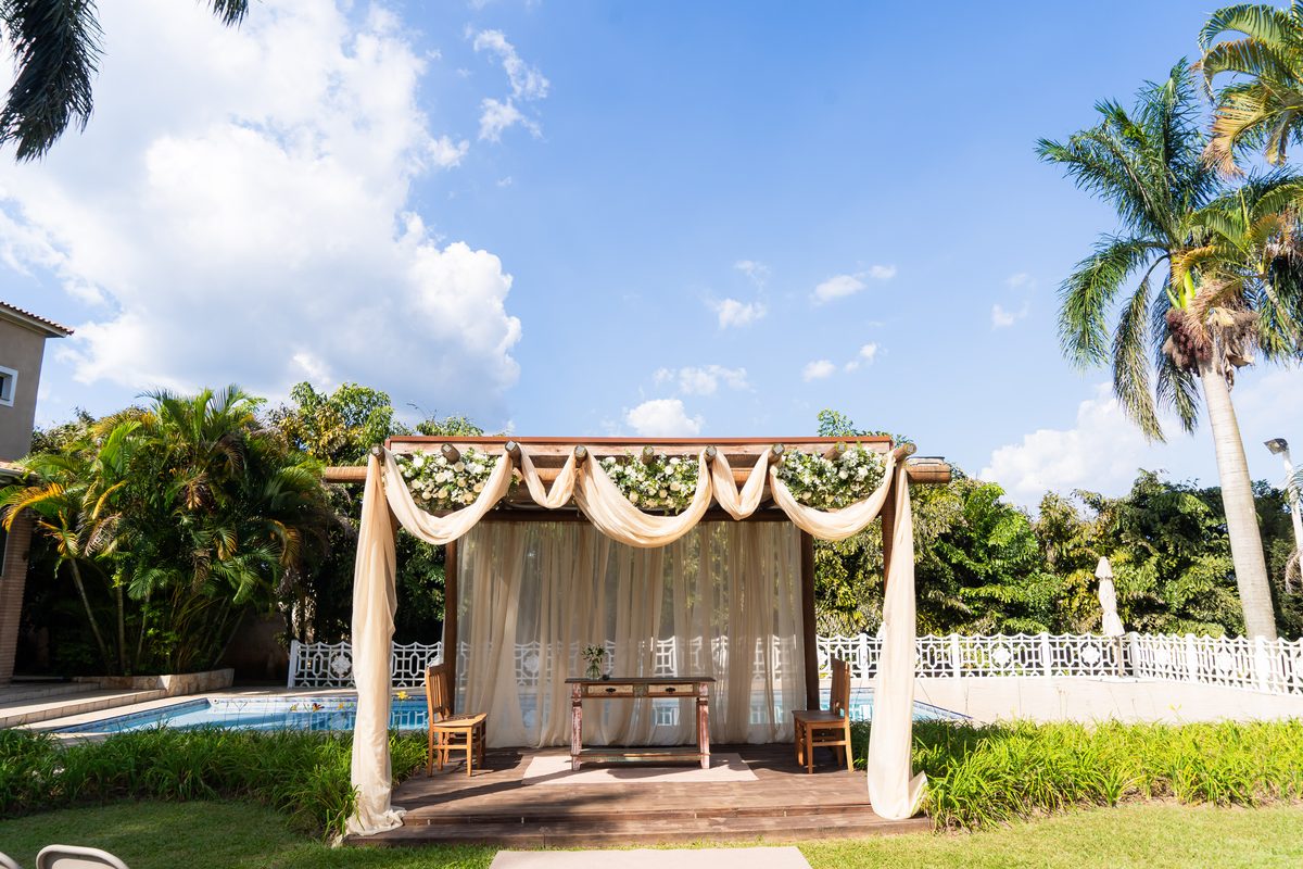 Jardim Imperial com pergolado à beira da piscina