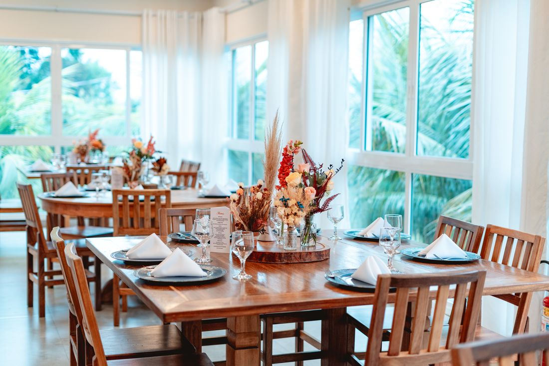 Decoração de cerimônia com pergolado e flores