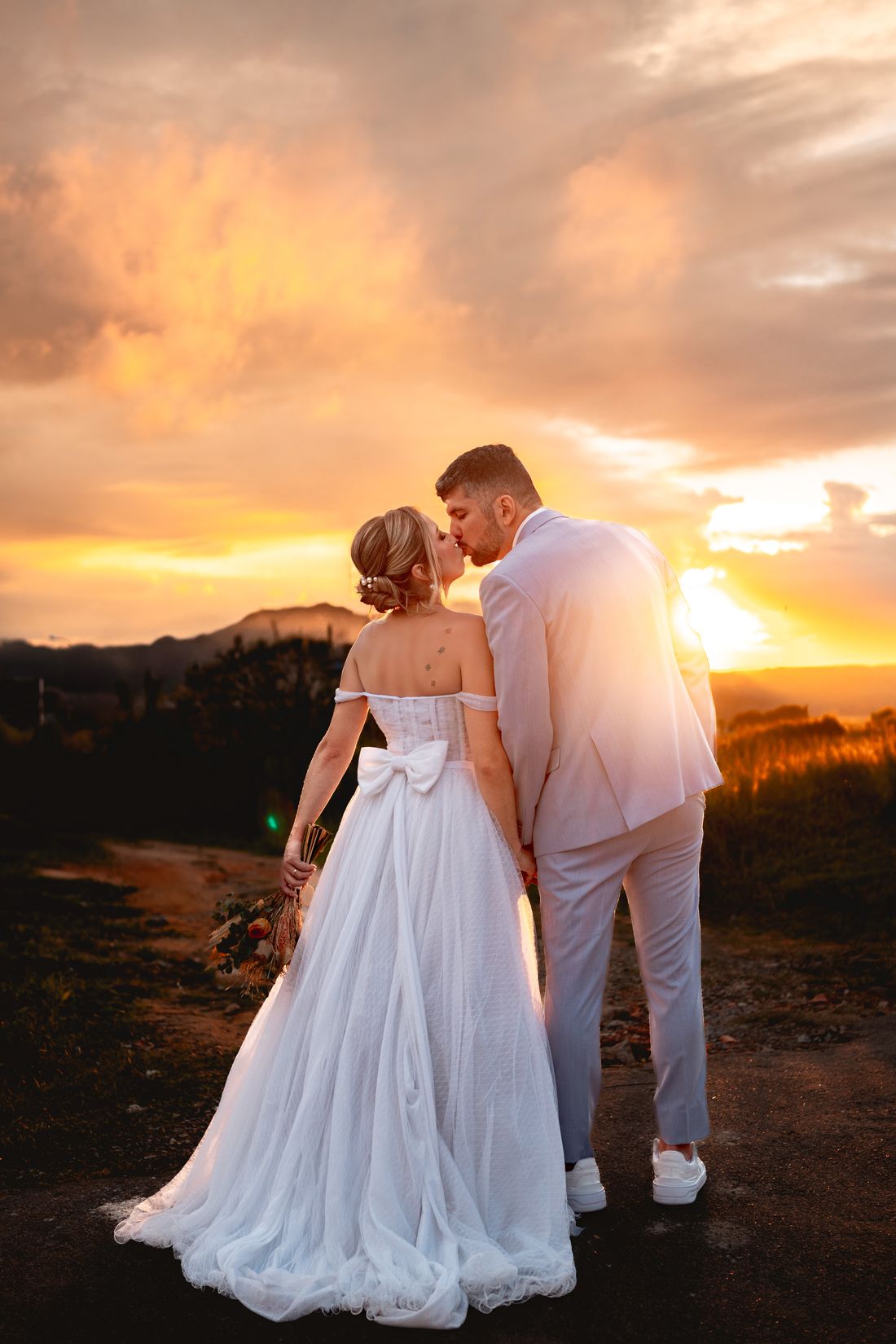 Casal ao pôr do sol na Quinta