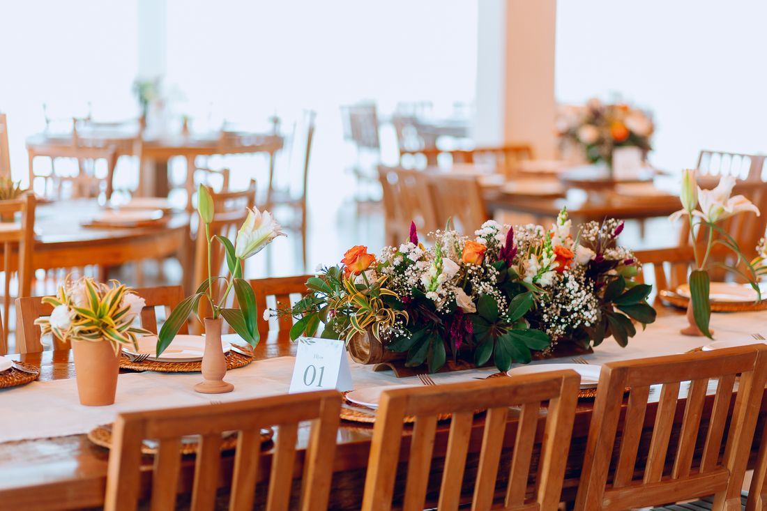 Mesa posta com decoração de flores