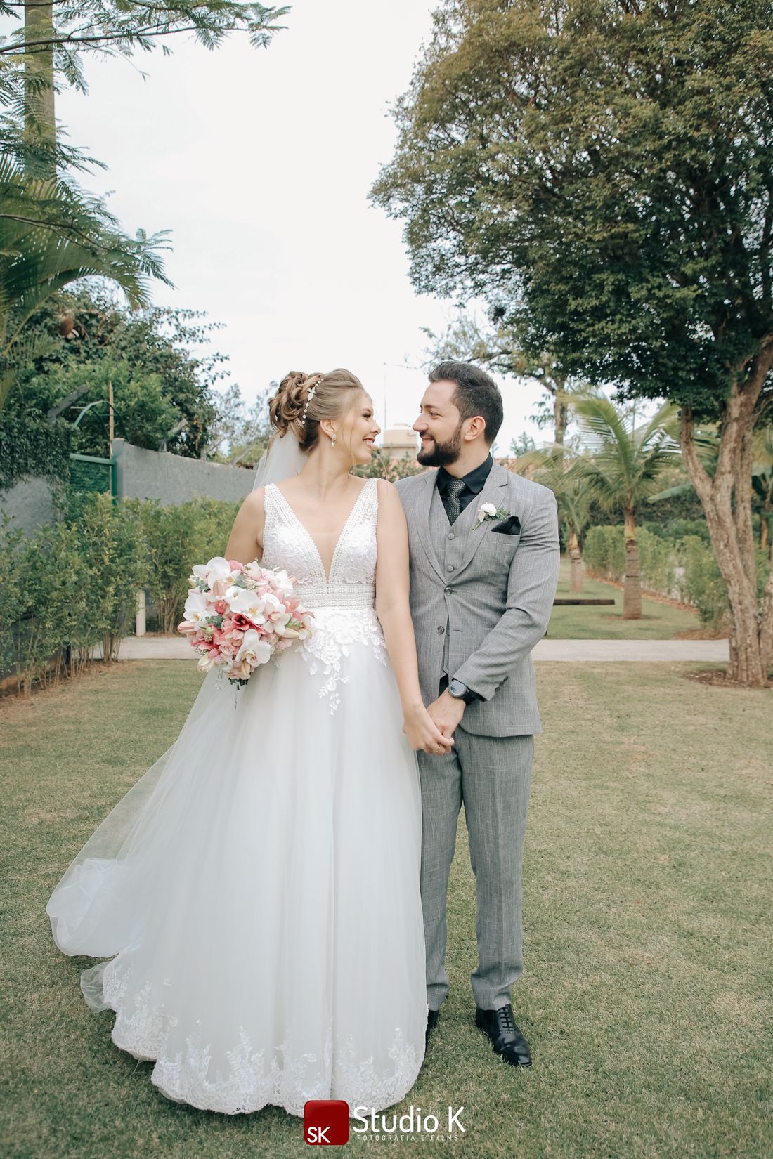 Casal no gramado da Quinta São Martinho