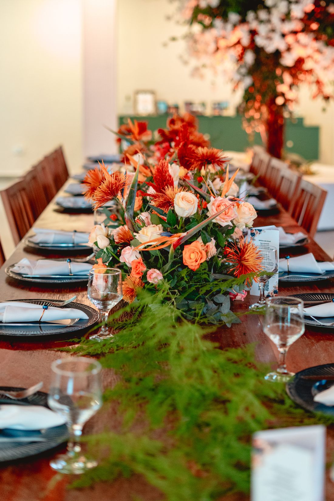 Mesa de recepção com decoração em tons terracota